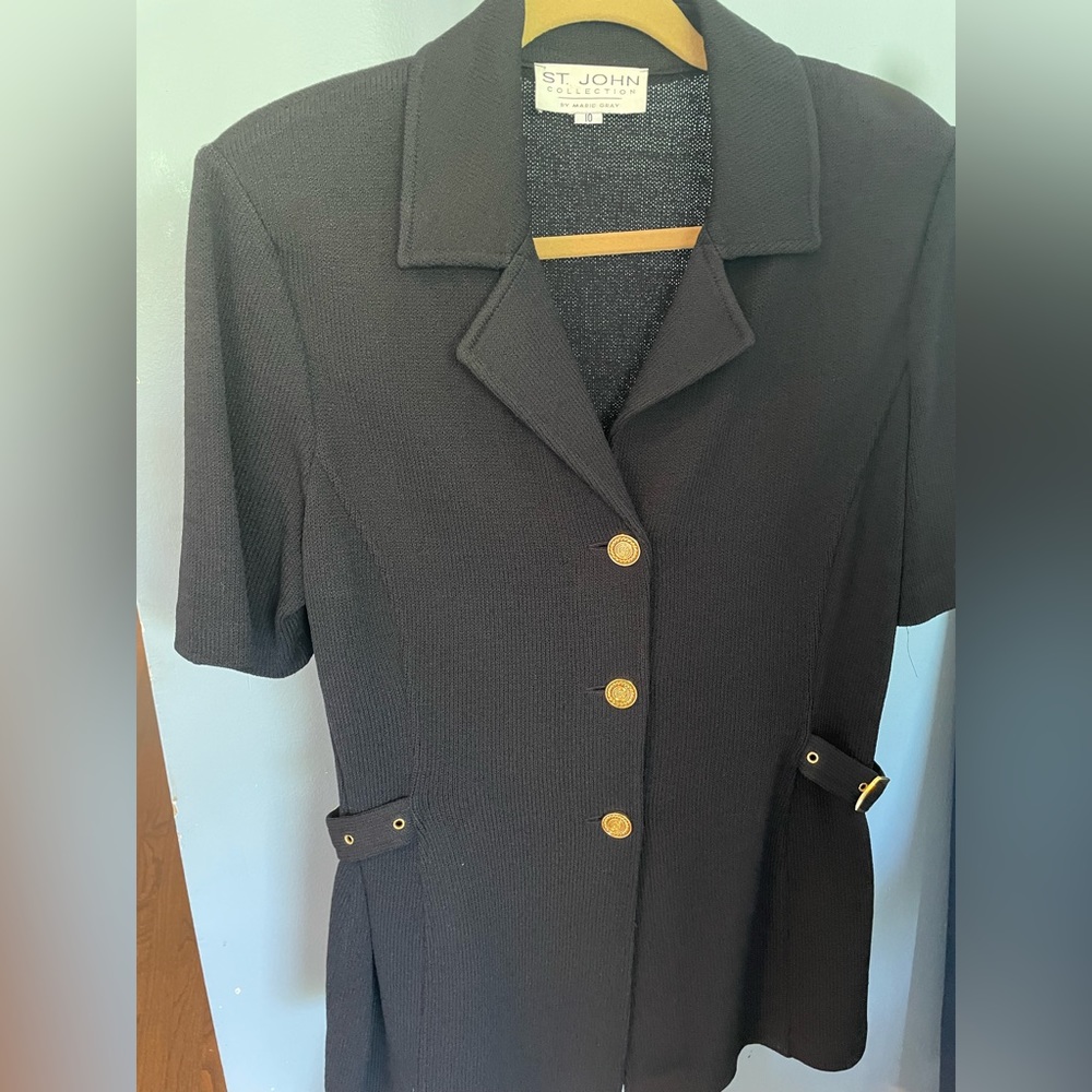 St. John Collection knit s/s size 10 jkt gold buckle detail at the waist